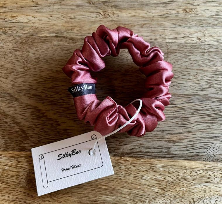 Jedwabna gumka do włosów SilkyBoo scrunchie rozmiar mini handmade
