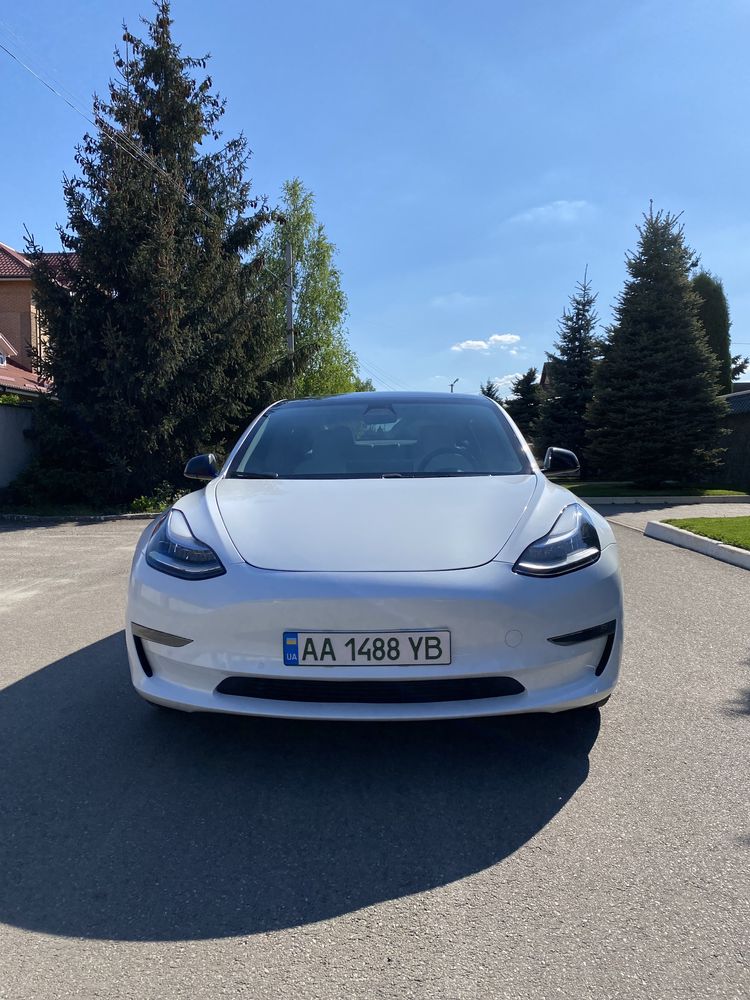 Tesla model 3, 2019.