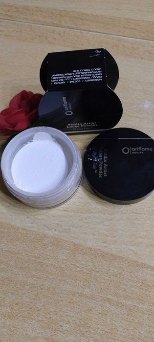 Puder pyłkowy przezroczysty.