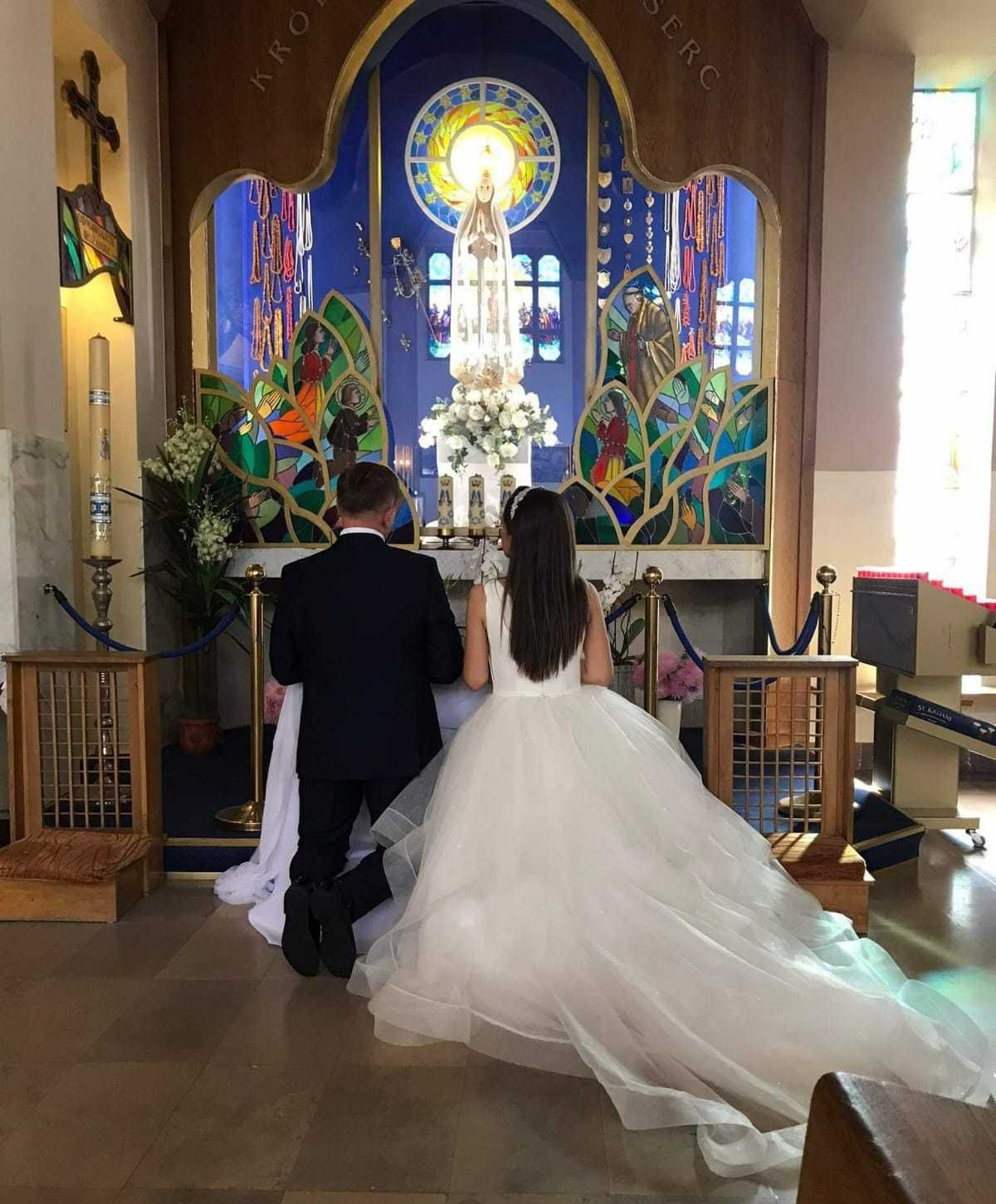 suknia ślubna księżniczka z trenem