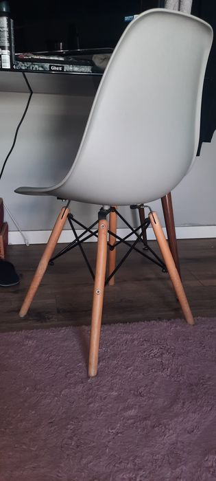 Cadeira cinza com pés em madeira