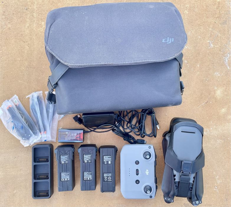 Квадрокоптер DJI Mavic 3 Fly More Combo