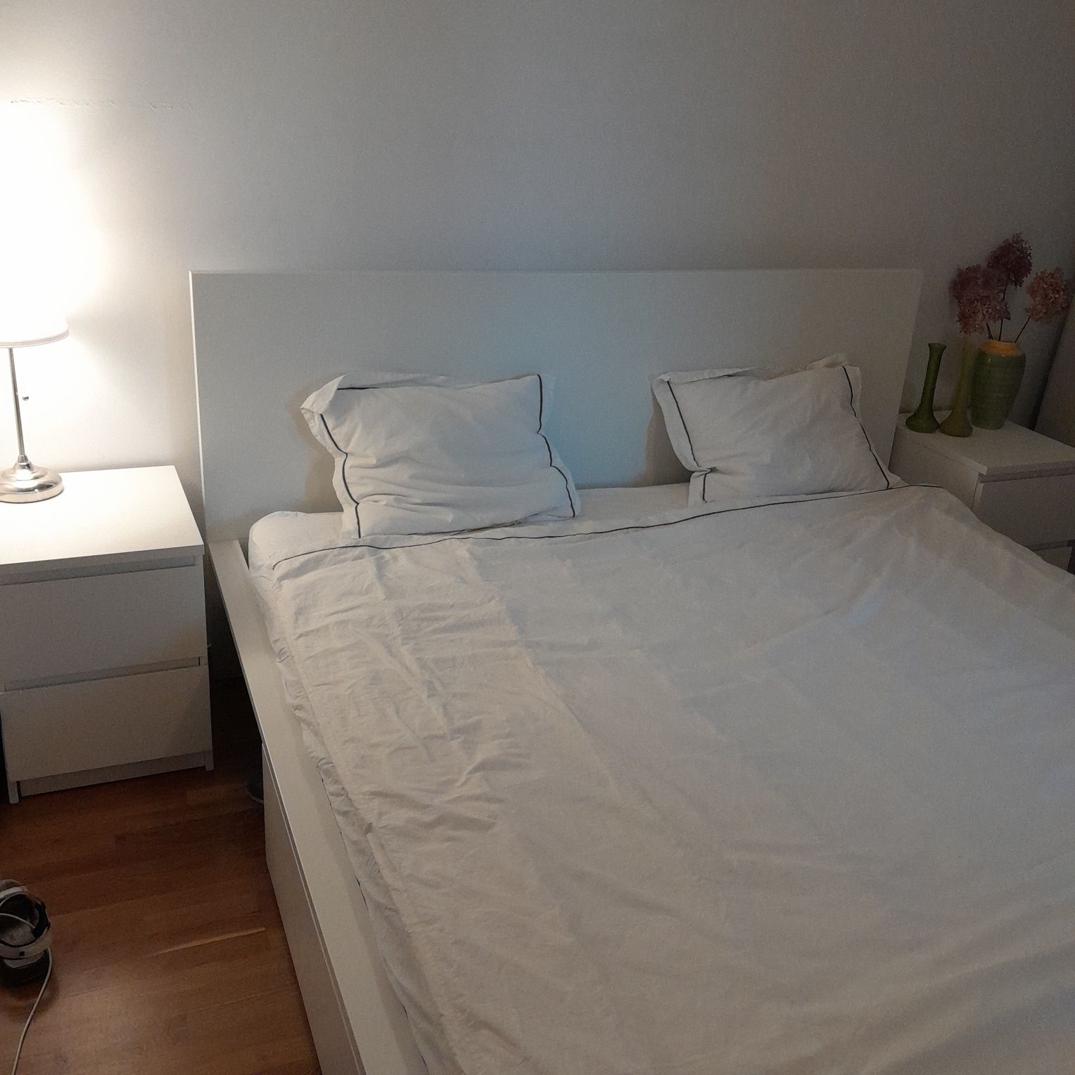 Łóżko do sypialni Ikea Malm z materacem.