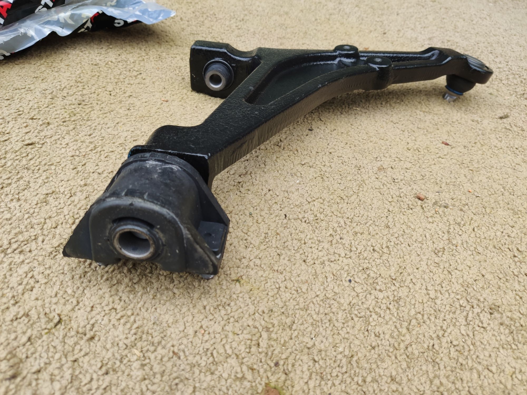 Braço suspensão esquerdo Peugeot 106 / Citroen novo.