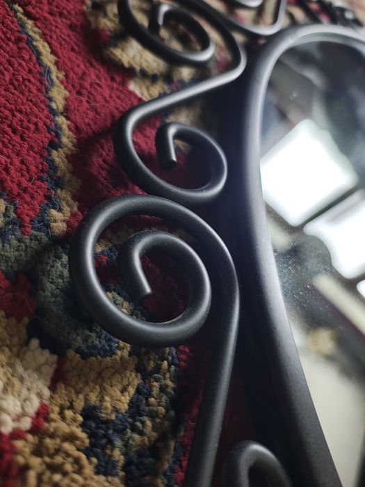 Lustro w metalowej oprawie