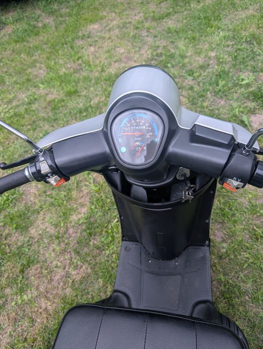 Skuter elektryczny trójkołowy