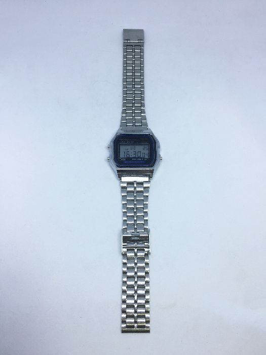 Relógio com bracelete em metal - Relógio Vintage / Estilo Casio - Novo