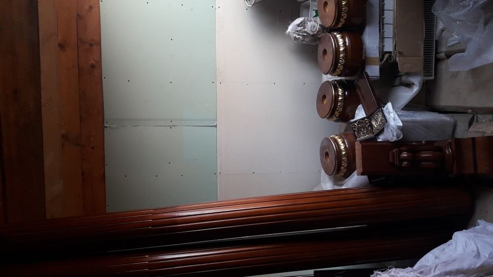 Колони деревяні із золотистими елементами