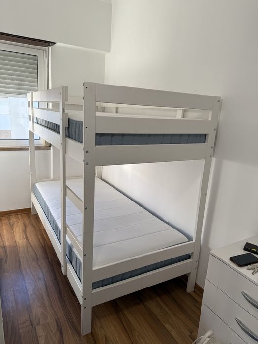 Beliche MYDAL IKEA com colchões