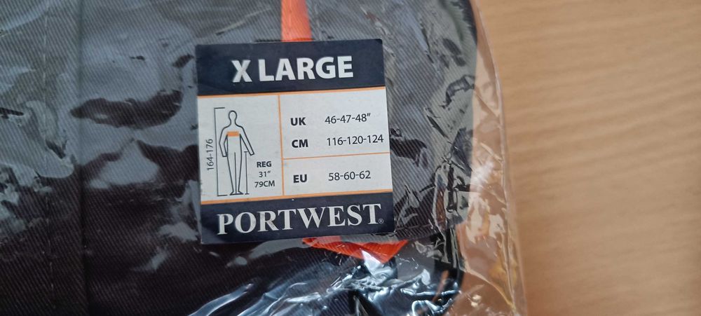 Ubranie robocze bluza plus spodnie.