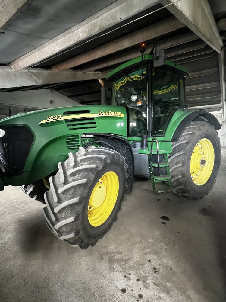 Трактор John Deere 7820