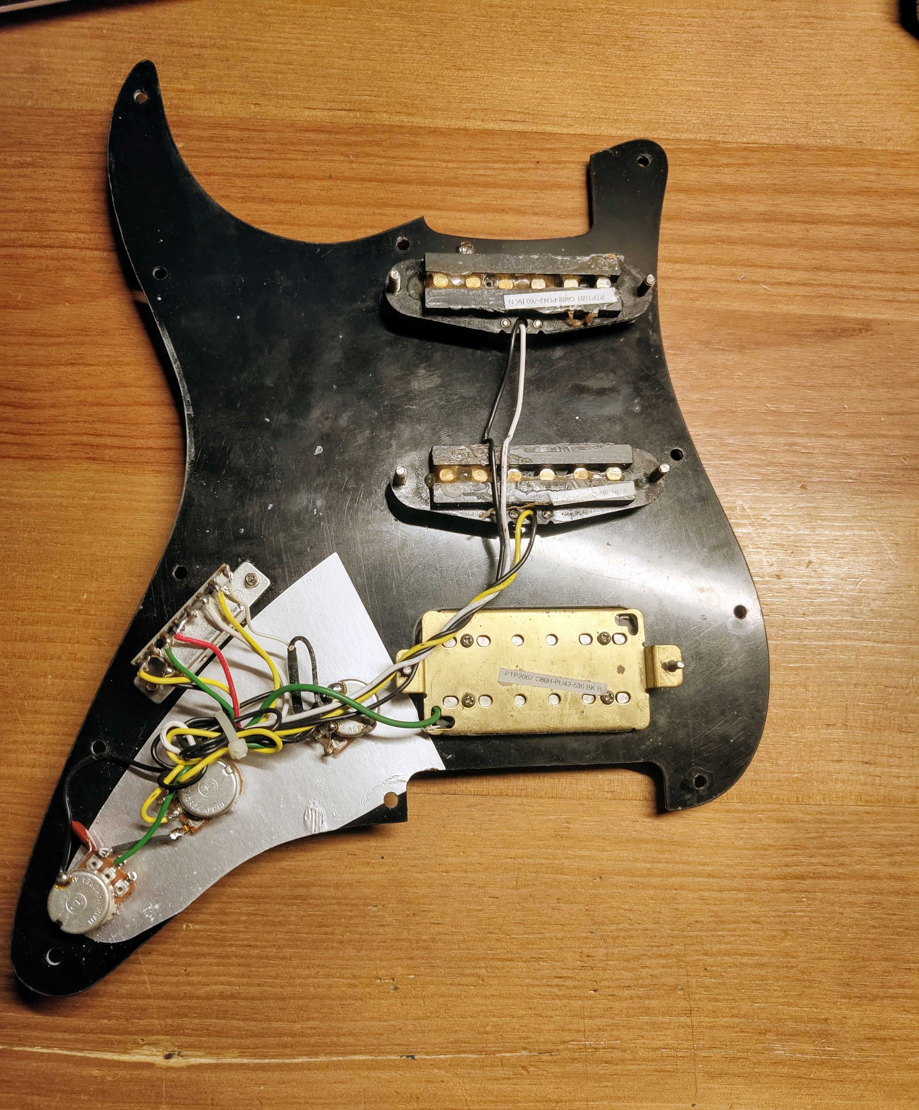 Guitarra elétrica squier com pickguard modificado