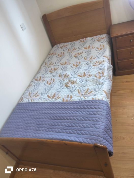 Cama solteiro + mesa cabeceira
