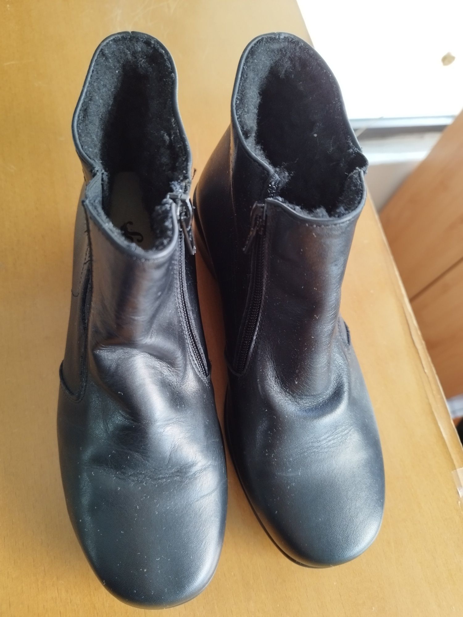 Botins pretos em pele
