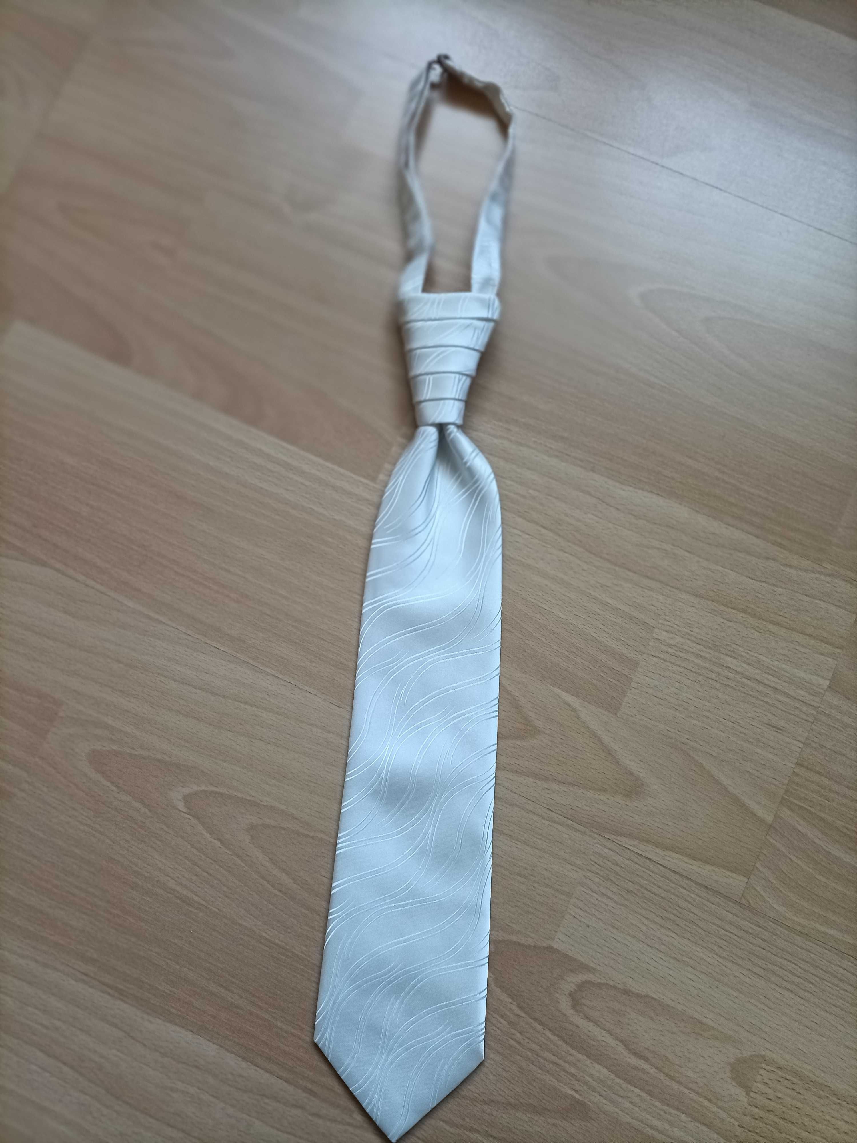Biały krawat na zapięcie