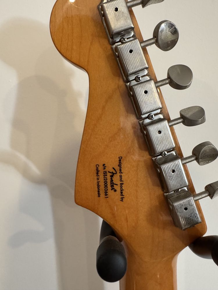 Guitarra Fender Squier Stratocaster Classic Vibe 60s