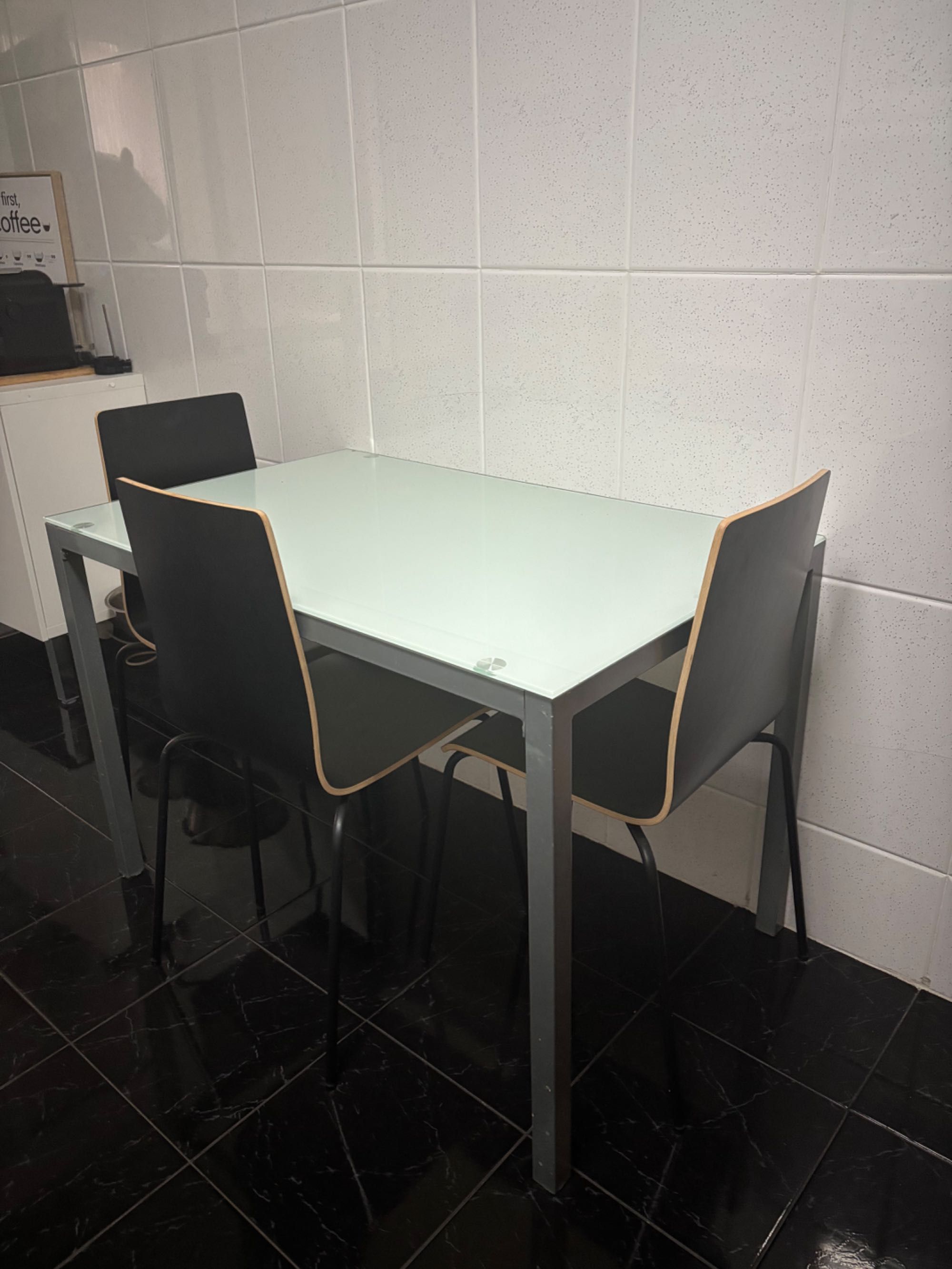 Vendo mesa de cozinha com cadeiras