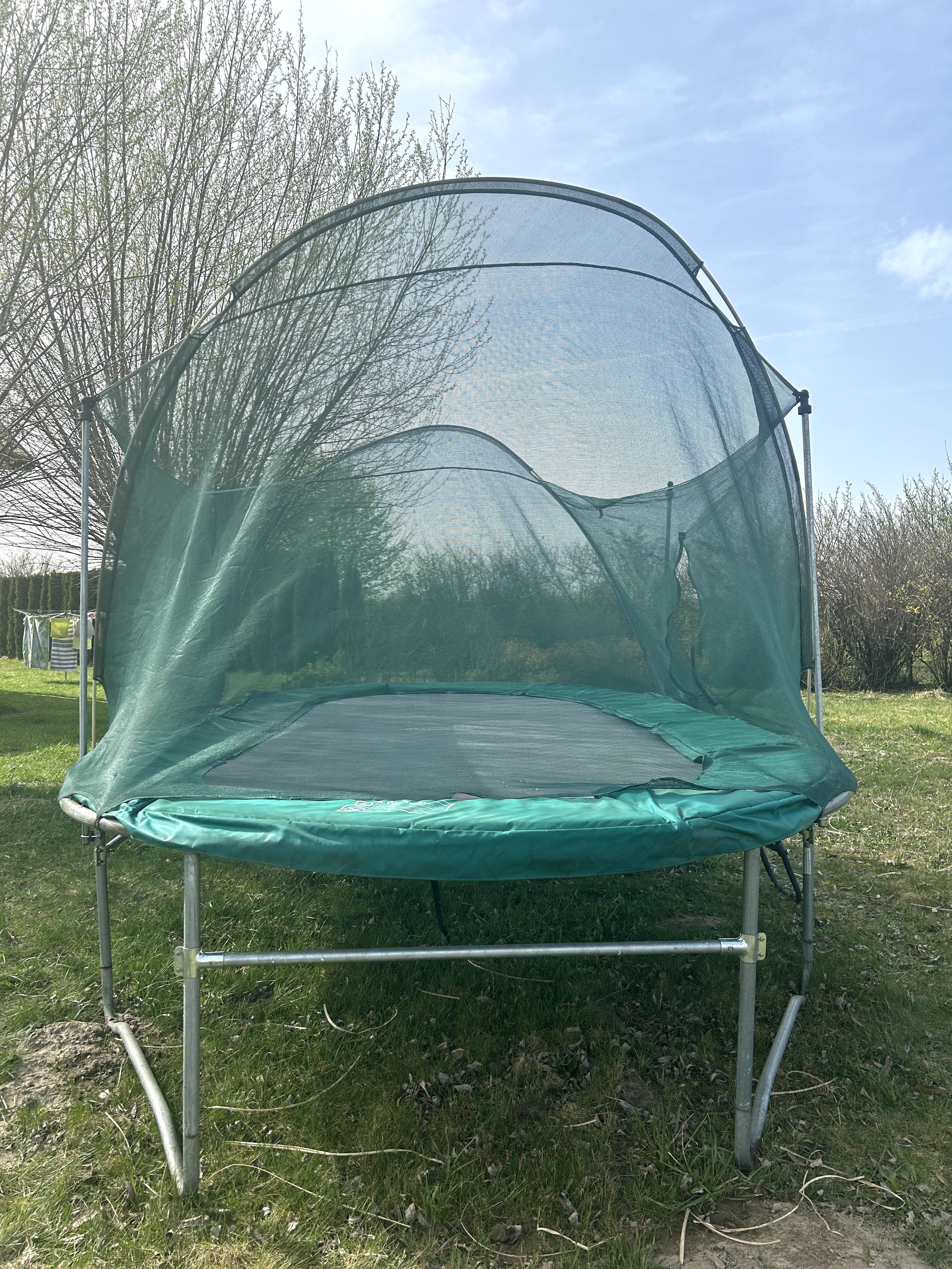 Duża trampolina z siatką zabezpieczającą i drabinką