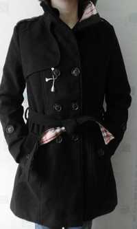 Черное пальто в стиле Burberry