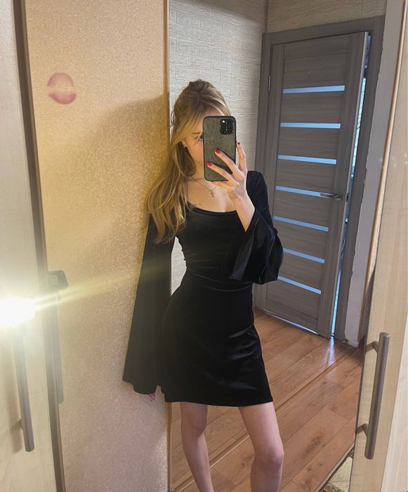 Чорне плаття із шнуровкою на спині