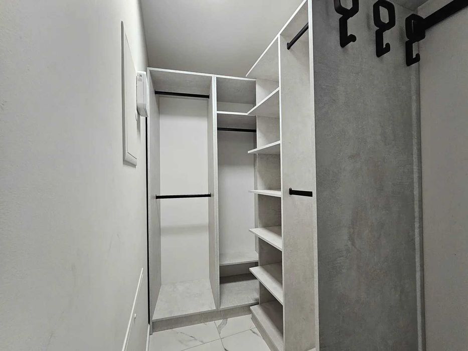 Двокімнатна з кухнею-студією біля стометрівки