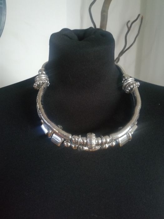 Korale metalowe, efektowne