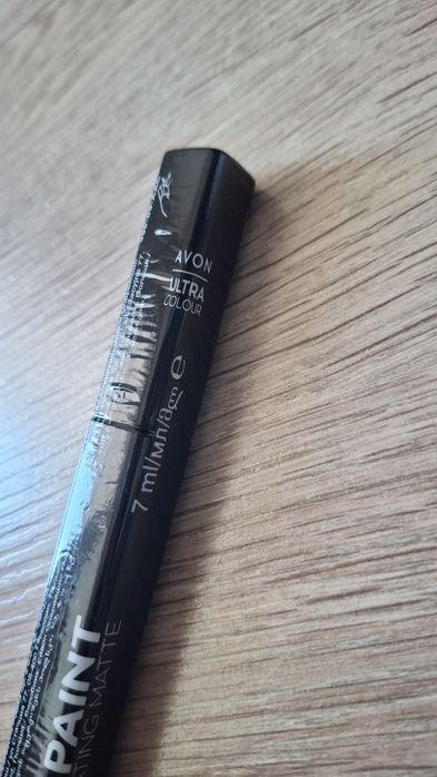 Помада красная AVON.