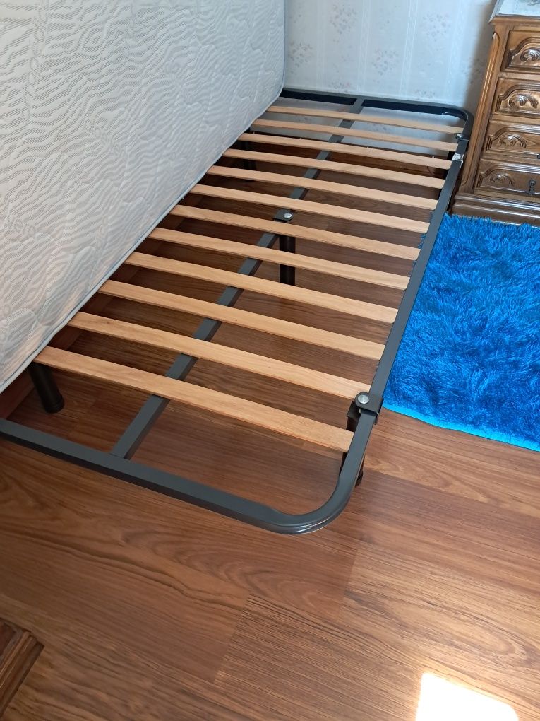 Cama solteiro com bom  colchão praticamente nova  190x90