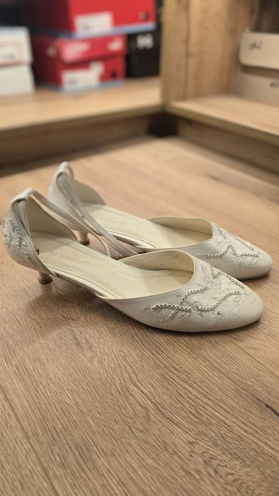 Білі туфлі зі стразами - весільні або святкові