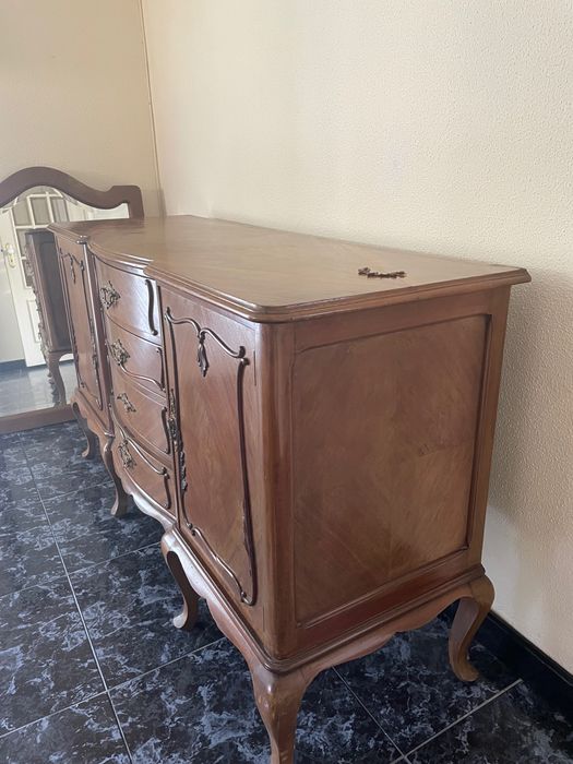 Aparador antigo em madeira maciça – estilo clássico
