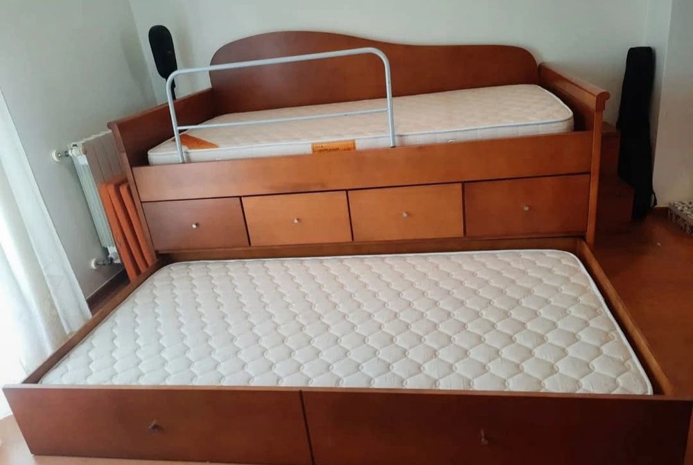 Cama com gavetão e gavetas de arrumação.