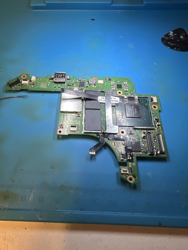 Nintendo switch modchip Hwfly Picofly RP2040 wraz z montarzem
