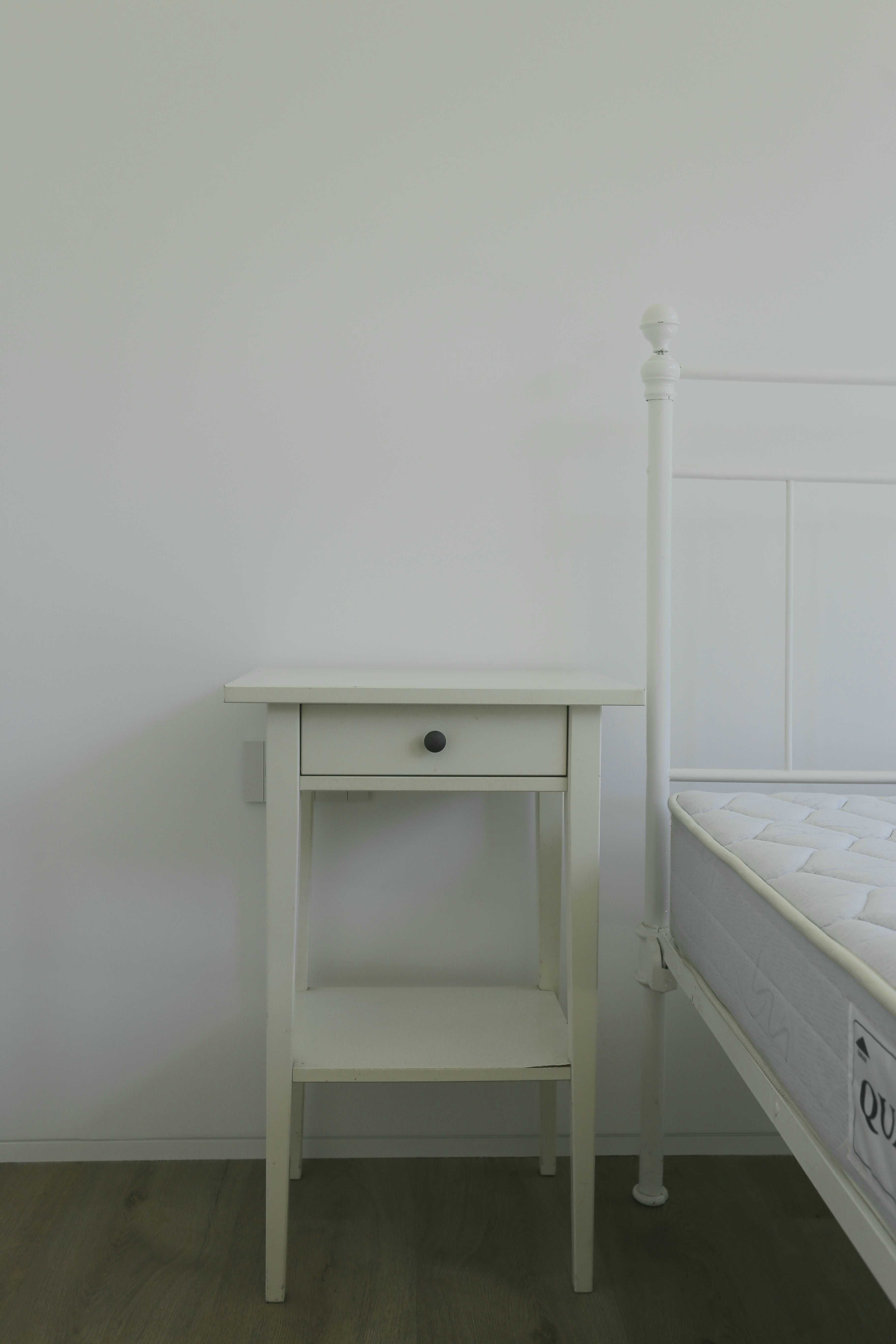 Cama ferro branca e mesinhas