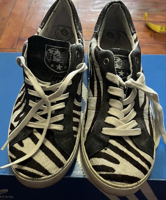 Продам жіночі кросівки