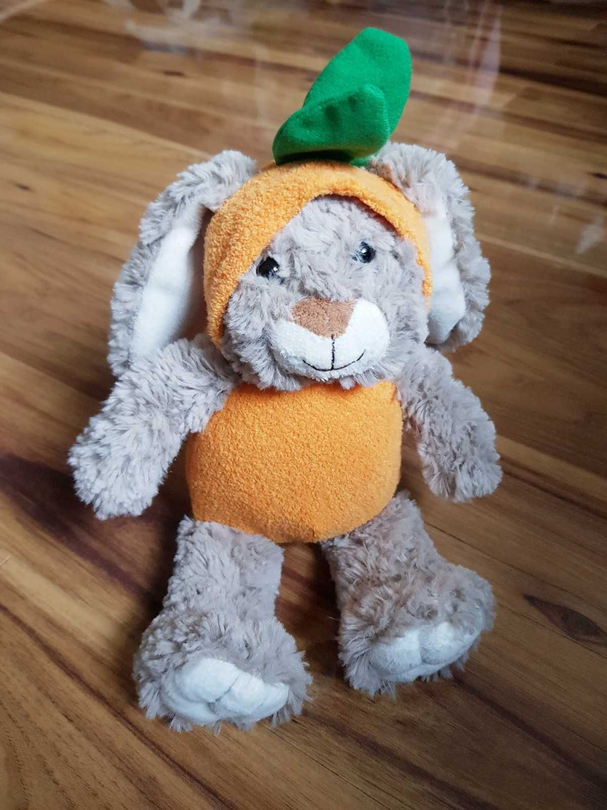 Pluszowy króliczek w stroju marchewki Card Factory Easter  maskotka