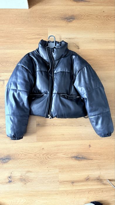 Blusão cropped de penas em pele NOVO Pull & Bear