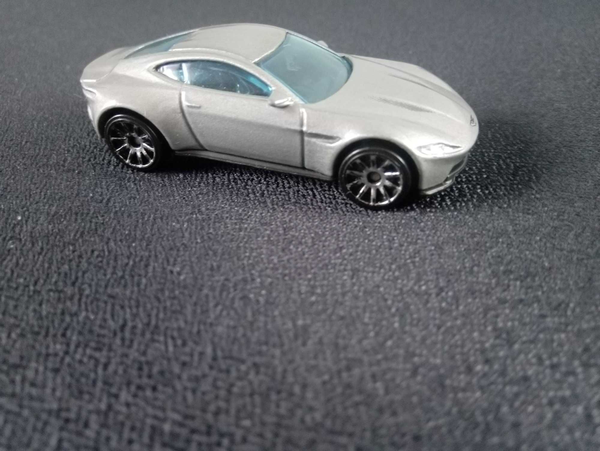 Hot Wheels autko metalowe Aston Martin