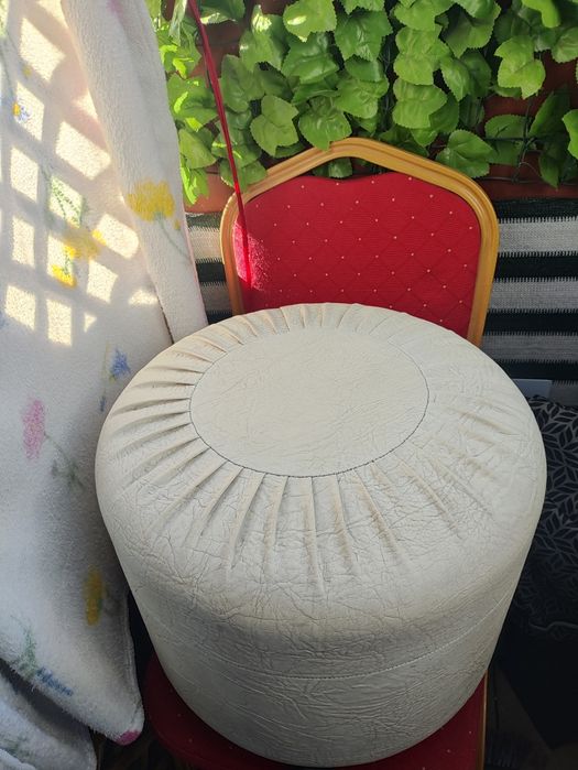 Pufa na kółkach biała puf Pufka taboret podnóżek krzesło do pokoju