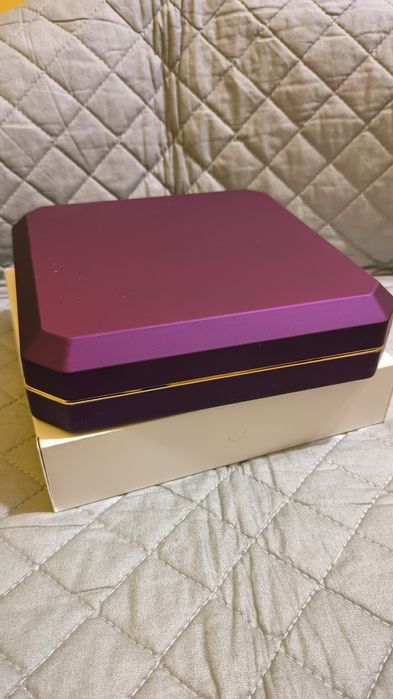 Жёсткая упаковка для ювелирных изделий.