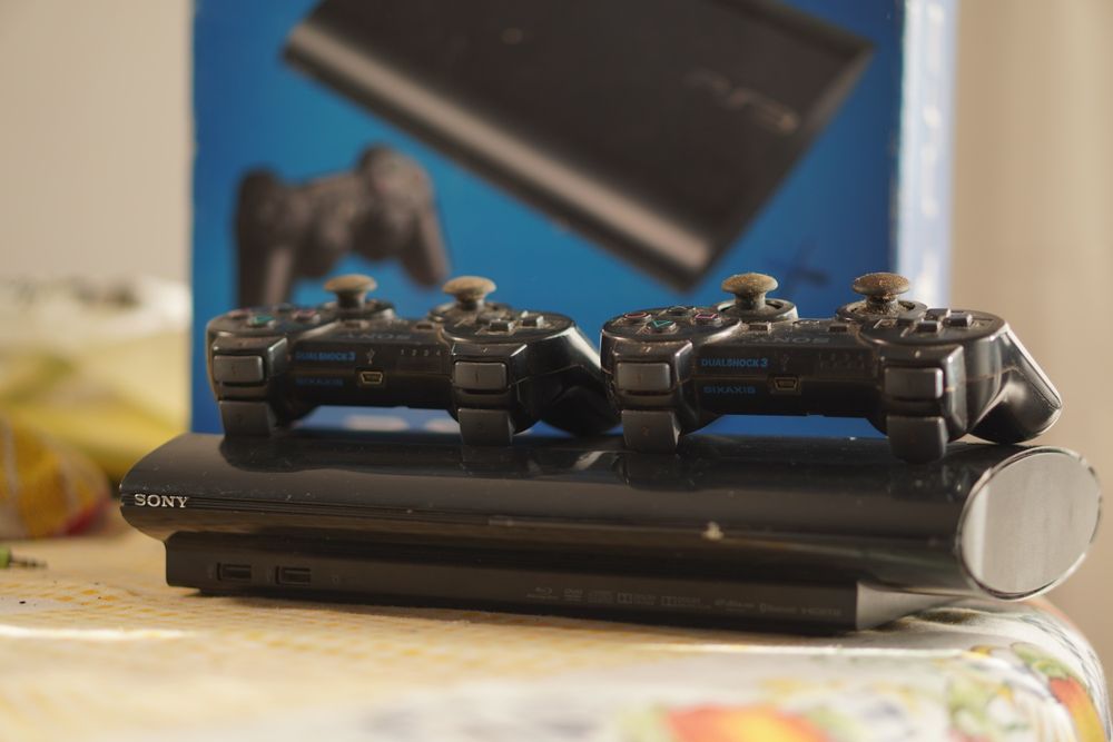 PlayStation 3 super Slim (com placa queimada) + 4 comandos + caixa