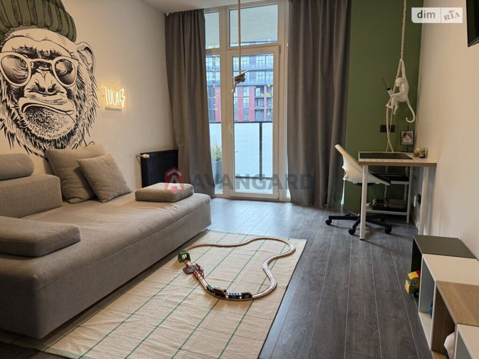 простора трьох кімнатна квартира