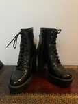 Botas pretas envernizadas salto alto