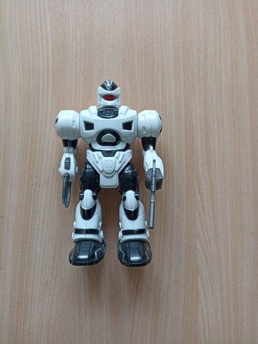 Игрушка робот на батарейках