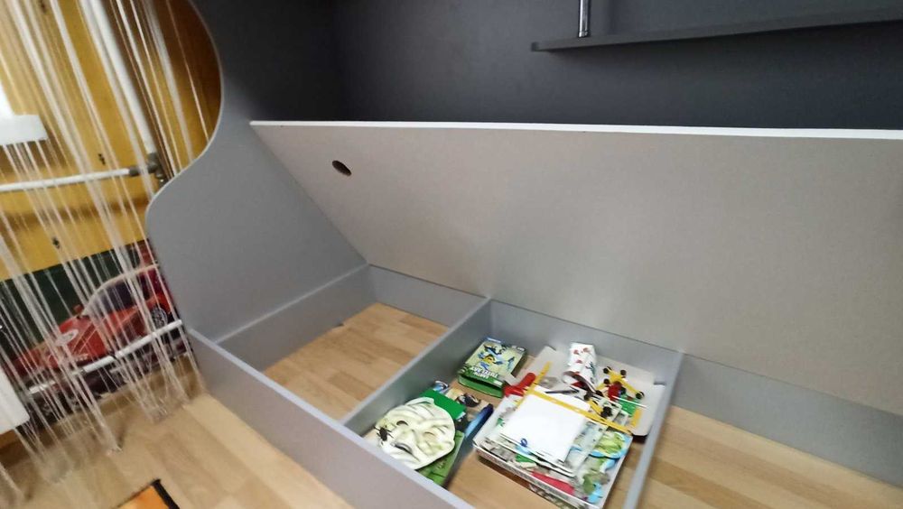 Двохярусне дитяче ліжко