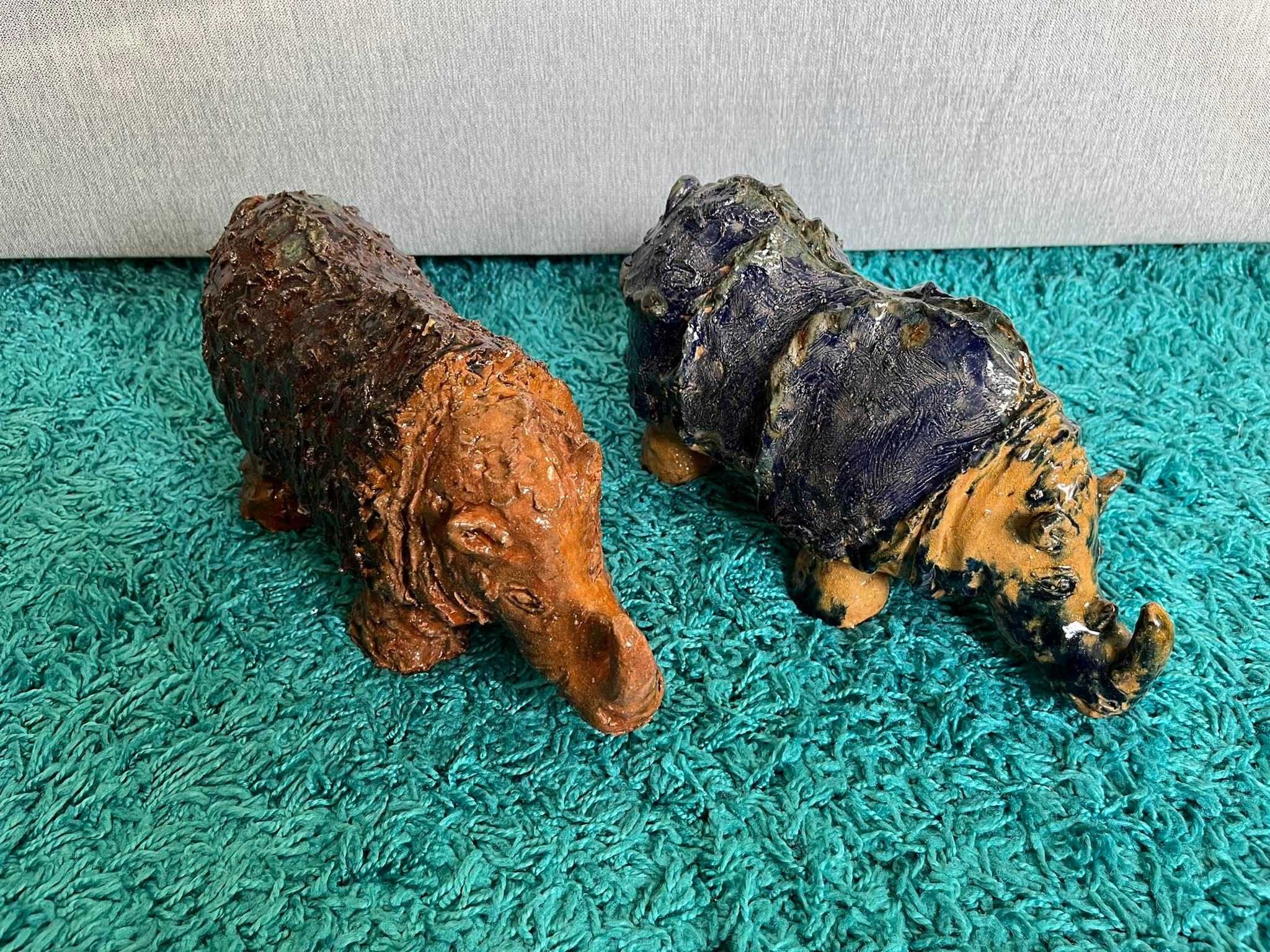 Figurki nosorożców z gliny