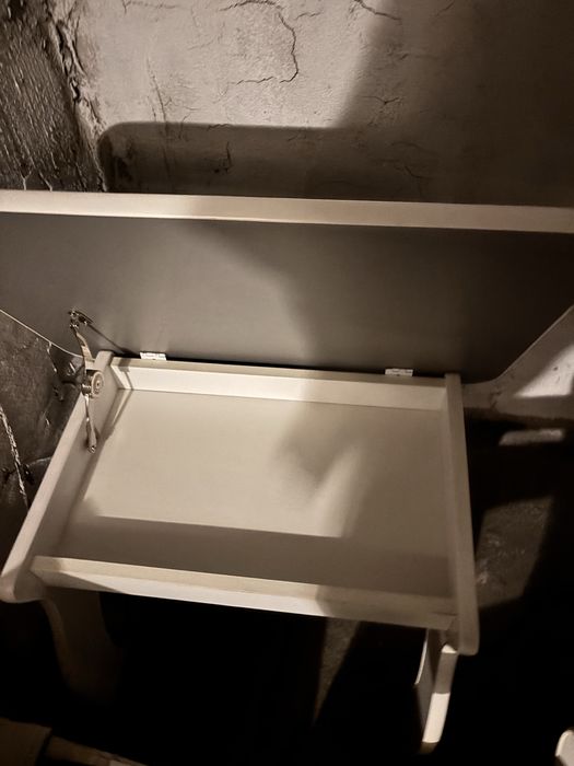 Otwierany stolik i krzesło z szufladą.