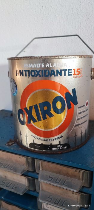 Latas de tintas fechadas ainda