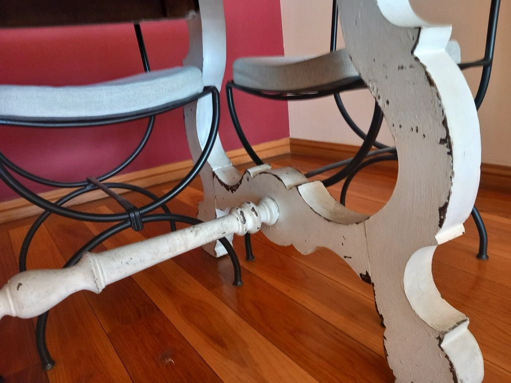 Mesa de jantar  em madeira e vidro