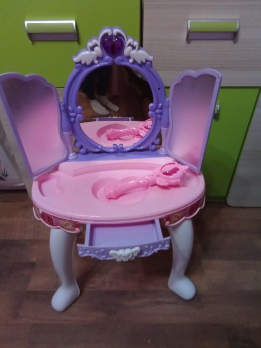 Toaletka z lustrem i krzesełkiem dla dziewczynki