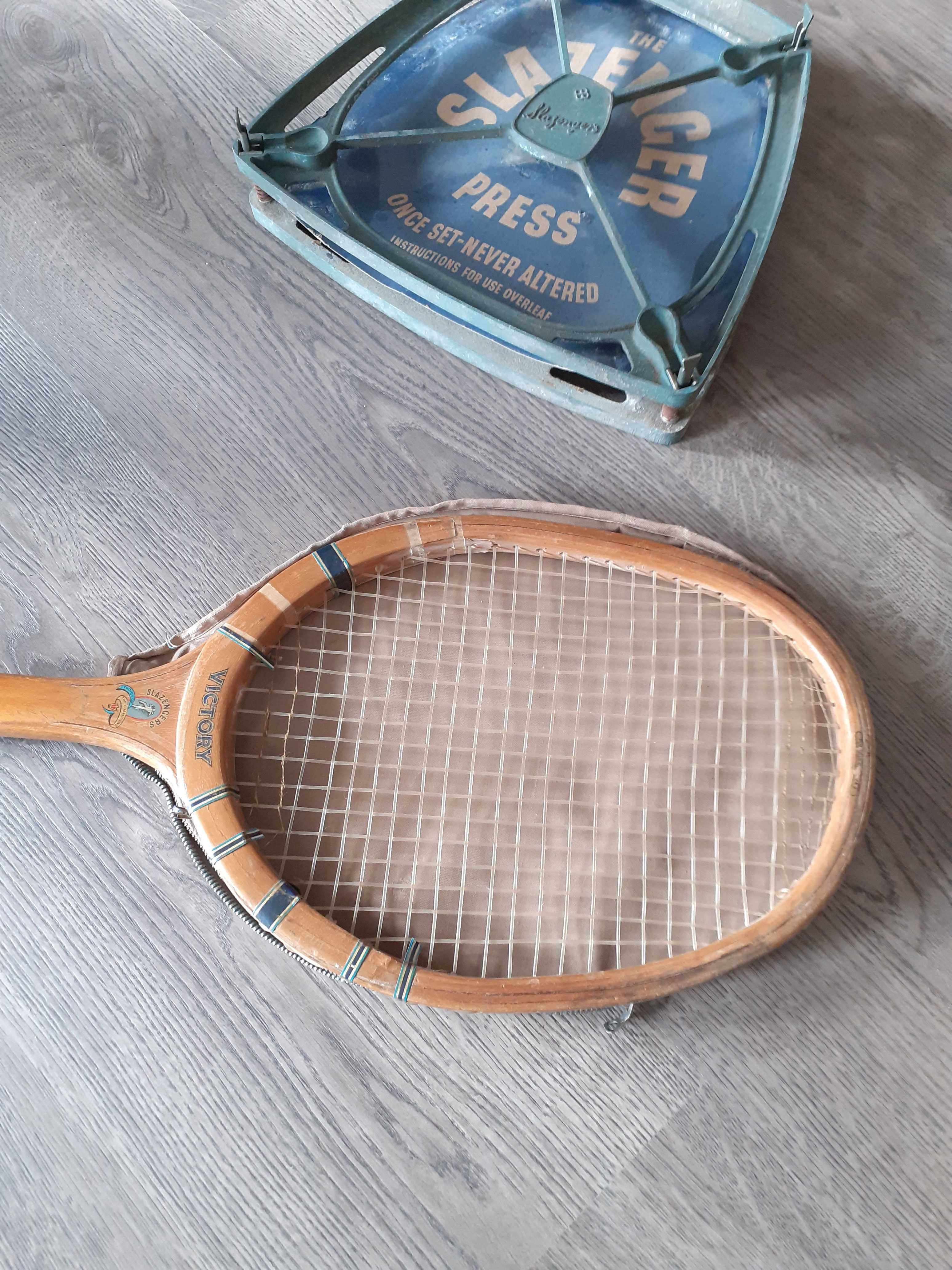 Antiga raquete em madeira Slazenger